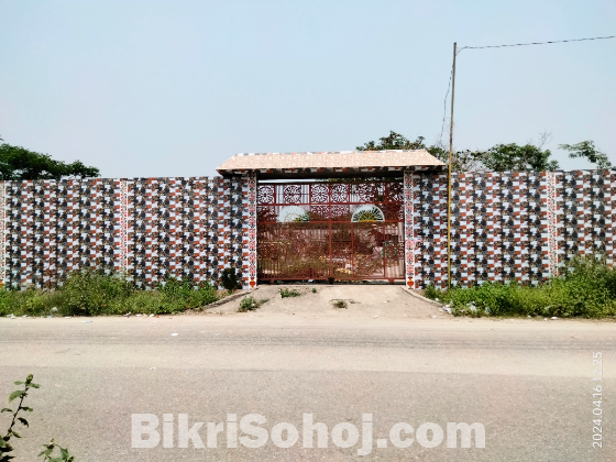 দক্ষিণ মুখী কর্নার প্লটটির দুই দিকেই রাস্তা